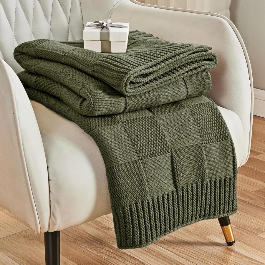 Knitted Throw Blanket – Soft, Stylish & Cozy